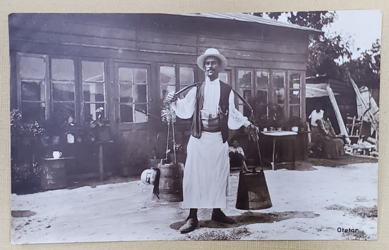 TARAN OLTEAN IN COSTUM POPULAR  , VANZATOR AMBULANT DE OTET  , CU COBILITA , FOTOGRAFIE TIP CARTE POSTALA , INCEPUTUL SEC. XX