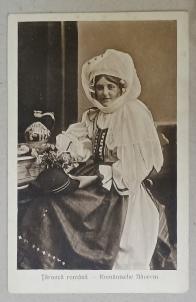 TARANCA ROMANA / RUMANISCHE BAUERIN , IN PORT POPULAR , FOTO EMIL FISCHER , SIBIU , CARTE POSTALA INTERBELICA