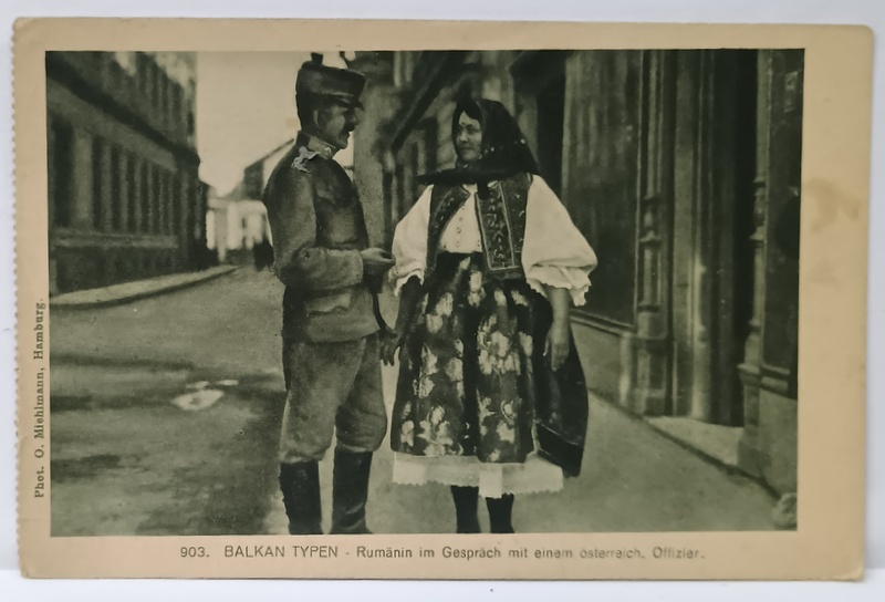 TARANCA ROMANCA VORBIND CU UN OFITER AUSTRIAC, PE STRADA  , ORAS DIN ARDEAL , CARTE POSTALA , INCEPUTUL SEC. XX