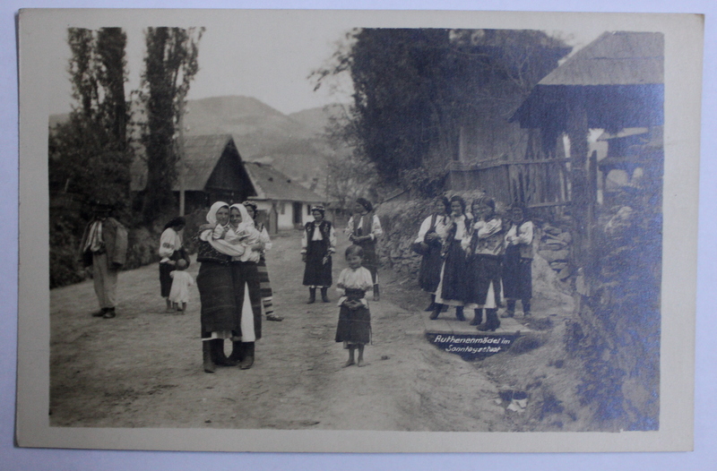 TARANCI RUTENE IN COSTUMUL DE DUMINICA , FOTOGRAFIE TIP CARTE POSTALA , MONOCOLARA ,  DATATA 1926