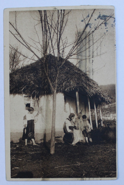 TARANCI TORCAND IN TINDA CASEI , COLECTIA A . BELLU , FOTOGRAFIE TIP CARTE POSTALA , MONOCROMA, CIRCULATA , DATATA 1924