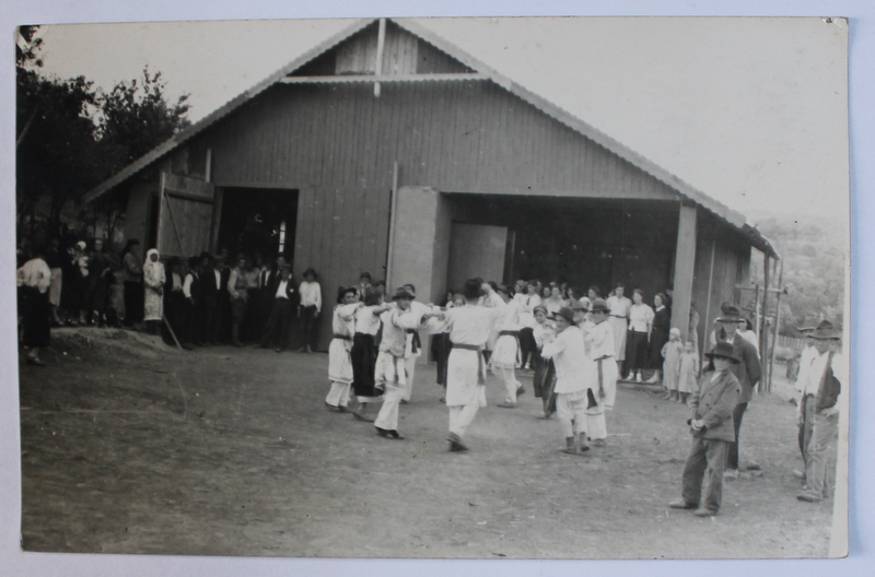 TARANI LA HORA  - FOTOGRAFIE TIP CARTE POSTALA , ATELIERUL BENONE  - HUSI , MONOCROMA,  NECIRCULATA , PERIOADA INTERBELICA