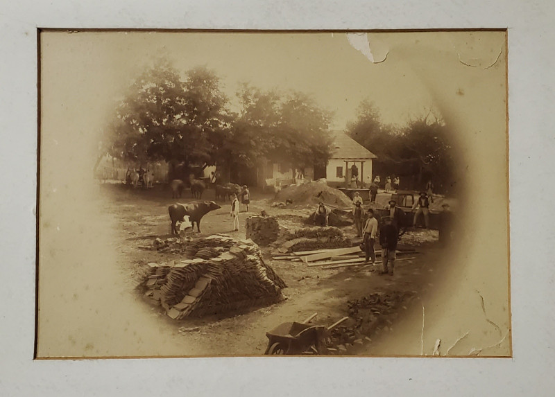 TARANI MUNCIND LA  FABRICAREA TIGLEI SI A CARAMIZILOR IN MARGINE DE SAT  , FOTOGRAFIE , CCA. 1900