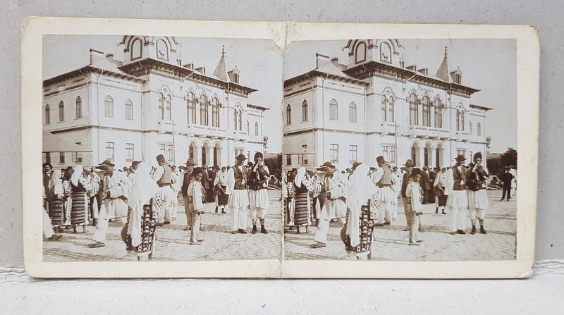 TARANI SI LOCALNICI IN FATA PRIMARIEI DIN TARGU  - JIU , GORJ , FOTOGRAFIE STEREOSCOPICA , MONOCROMA, PE SUPORT DE CARTON , CCA. 1900 , INDOITA SI CRAPATA PE MIJLOC *