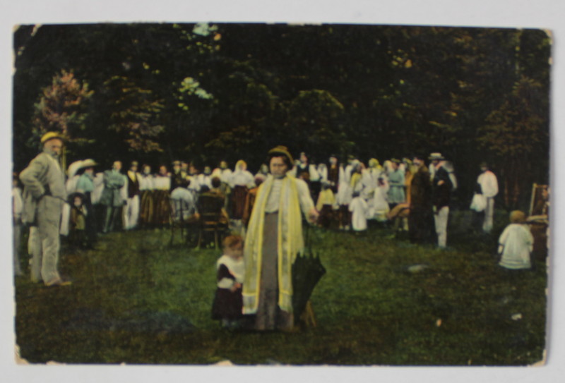 TARANI SI ORASENI LA O SERBARE CAMPENEASCA , ZONA SOVEJA - PUTNA (?) , CARTE POSTALA , 1915