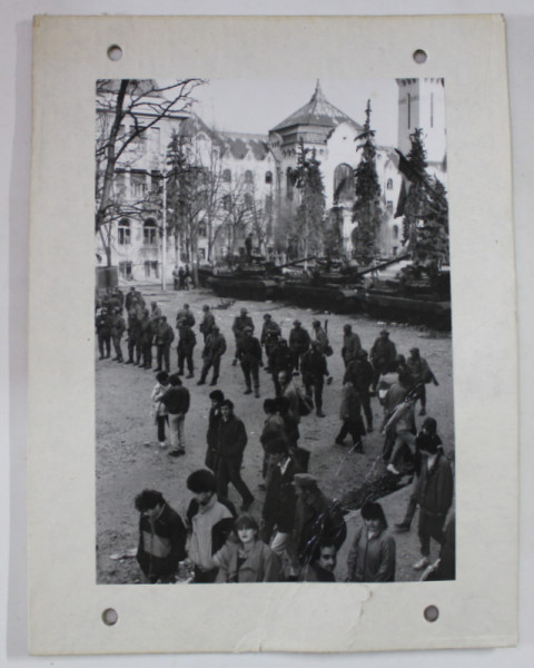 TARGU - MURES , CORDON DE SOLDATI SI TANCURI , FOTOGRAFIE , 1989 - 1990  (?)