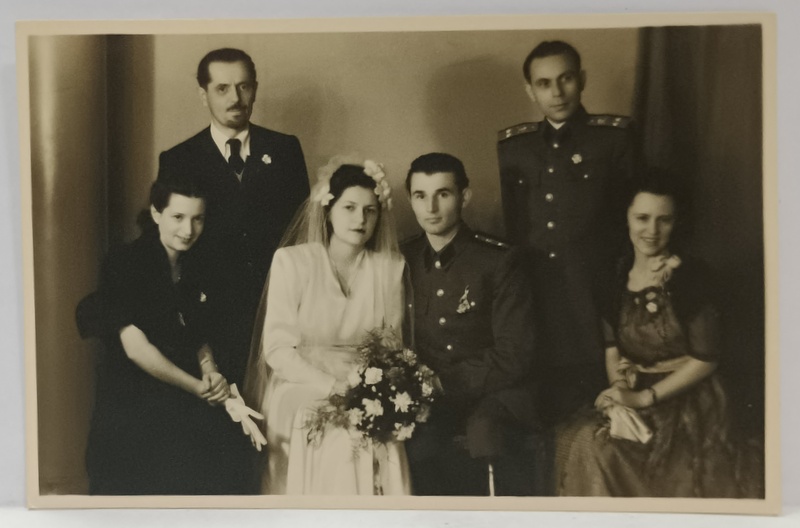 TARGU - MURES , OFITER CU SOTIA IN ZIUA NUNTII , FOTOGRAFIE DE GRUP , FORMAT CARTE POSTALA , SFARSITUL ANILOR ' 40