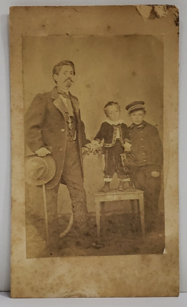 TATA CU DOI COPII , POZA IN STUDIO , TIP C.D.V., SFARSITUL SEC. XIX