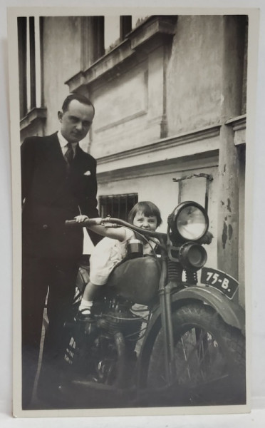 TATA CU FETITA  PE MOTOCICLETA CU NR. 75 -B , FOTOGRAFIE INTERBELICA DE MICI DIMENSIUNI