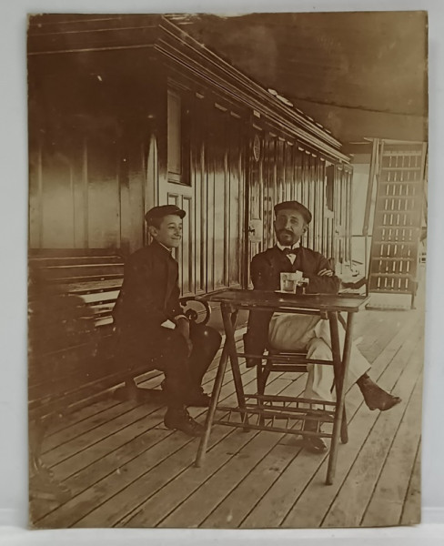 TATA SI FIU PE PUNTEA UNUI VAPOR , LA MASA , FOTOGRAFIE , CCA. 1900