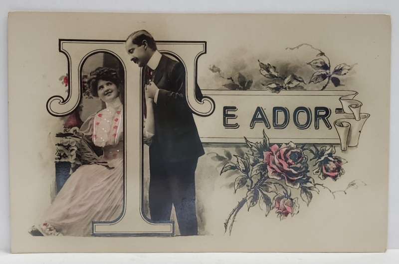' TE ADOR ' , FOTO - MONTAJ , CARTE POSTALA CU DOI INDRAGOSTITI SI FLORI DE TRANDAFIR , PERIOADA INTERBELICA