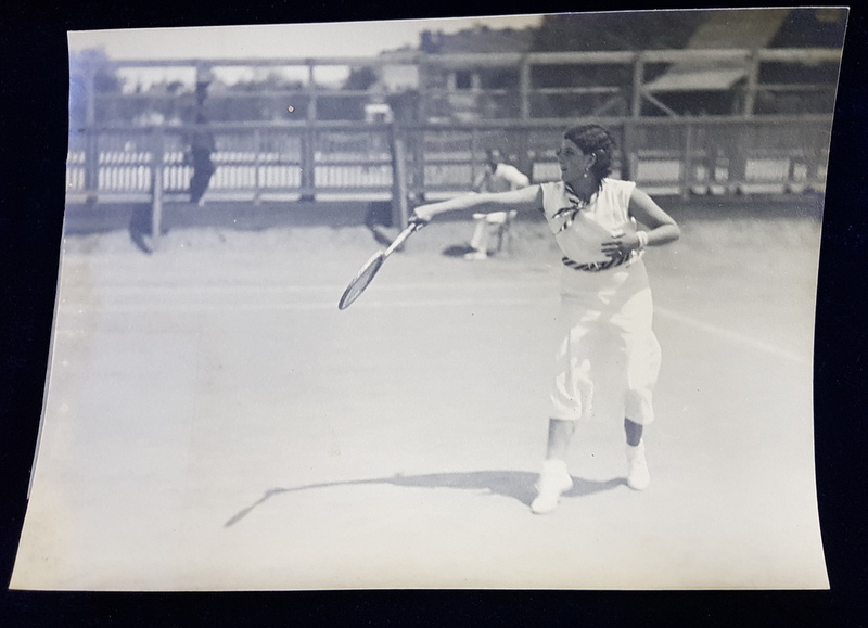 TENISMENA IN TIMPUL UNUI MECI , FOTOGRAFIE MONOCROMA, PE HARTIE CRETATA , CU OCAZIA CEFERIADEI DIN 1940