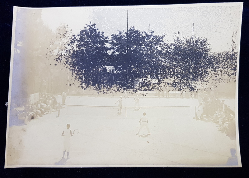 TENISMENI IN TIMPUL UNUI MECIU DE DUBLU - MIXT , FOTOGRAFIE MONOCROMA, VOALATA , CU OCAZIA CEFERIADEI 1940