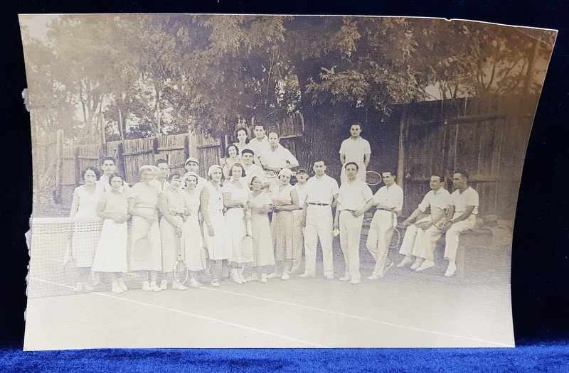 TENISMENI SI TENISMENE  PARTICIPANTI LA CEFERIADA 1940 , FOTOGRAFIE DE GRUP , 1940 ,PE VERSO MARGINEA DIN STANGA , PREZINTA EXFOLIERI *