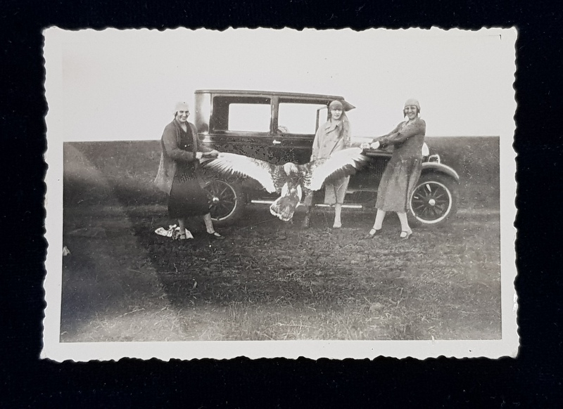 TERI FEMEI POZAND CU O PASARE VANATA IN FATA UNUI AUTOMOBIL DE EPOCA , FOTOGRAFIE MONOCROMA, PE HARTIE LUCIOASA , FORMAT MIC , DATATA PE VERSO APRILIE 1926