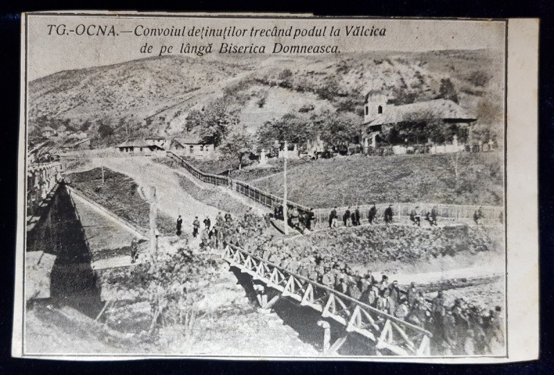 TG.  OCNA - Convoiul detinutilor trecand podul la Valcica - Carte Postala