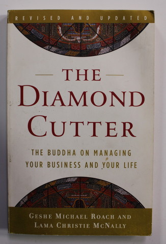 THE  DIAMOND CUTTER - THE BUDDHA AON MANAGING YOUR BUSINESS AND YOUR LIFE by GESHE MICHAEL ROACH and LAMA CHRISTIE McNALLY , 2000 , PREZINTA HALOURI DE APA *