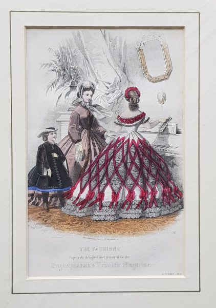 THE  FASHIONS , DOUA DOAMNE SI O FETITA LANGA PIAN , GRAVURA COLORATA MANUAL PENTRU JURNAL , DATATA  1862