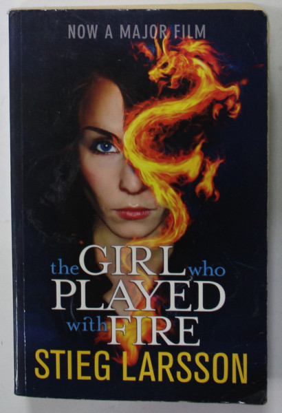 THE GIRL WHO PLAYED WITH FIRE by STIEG LARSSON , 2009, COPERTA BROSATA , PREZINTA URME DE UZURA