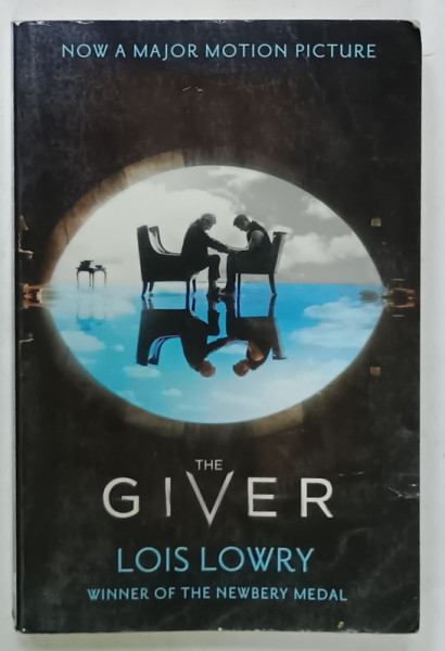 THE GIVER by LOIS LOWRY , 2014 , PREZINTA URME DE UZURA
