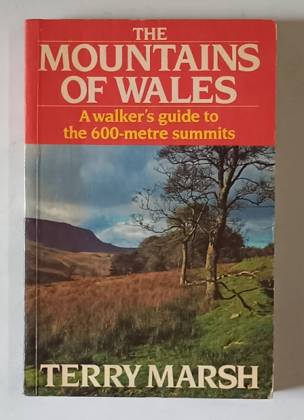 THE MOUNTAINS OF WALES , A WALKER 'S GUIDE TO THE 600 - METRE SUMMITS by TERRY MARSH , 1981 , PREZINTA HALOURI DE APA *