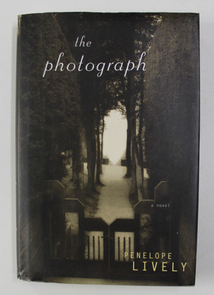 THE PHOTOGRAPH by PENELOPE LIVELY , 2003