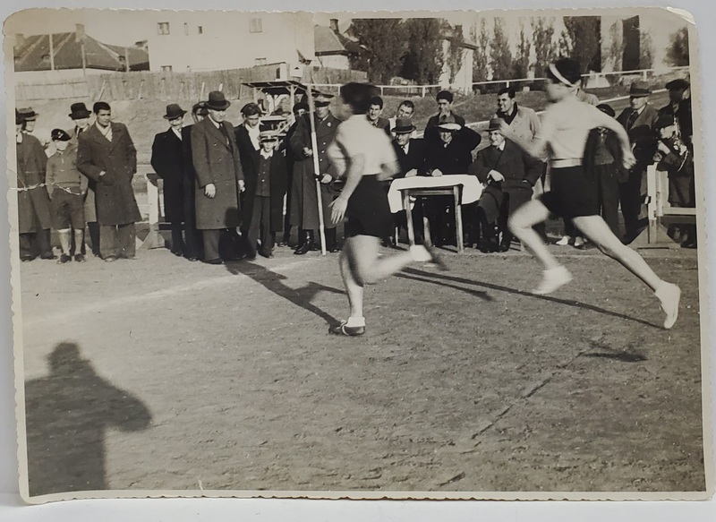 TINERE ATLETE LA FINISUL UNEI CURSE , FOTOGRAFIE , 1938
