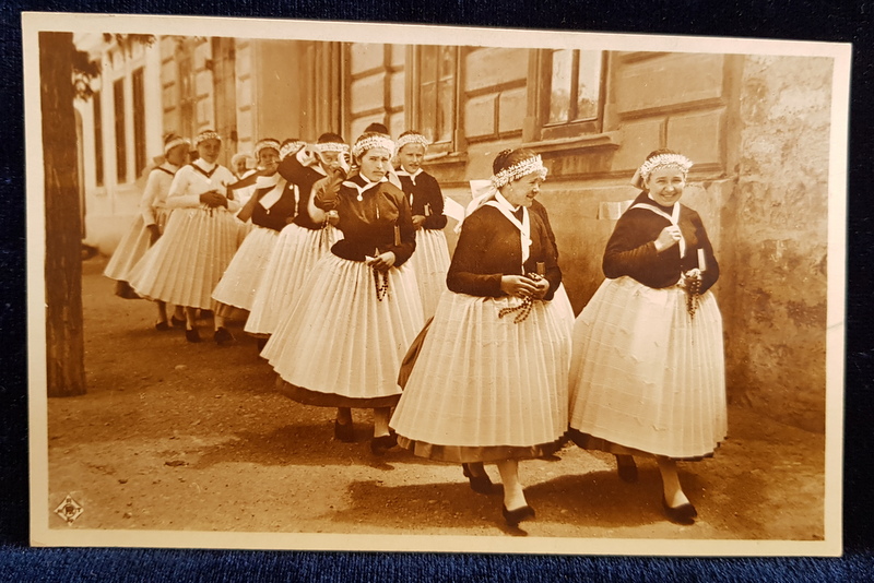 TINERE CATOLICE CU ROZARIU INTR- UN CARTIER AL BUDAPESTEI , FOTOGRAFIE TIP CARTE POSTALA , NECIRCULATA , PERIOADA INTERBELICA