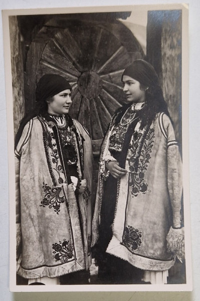 TINERE DIN TRANSILVANIA CU NAFRAMA , COJOCEL SI SUBA DIN PIELE , FOTOGRAFIE TIP CARTE POSTALA , INTERBELICA