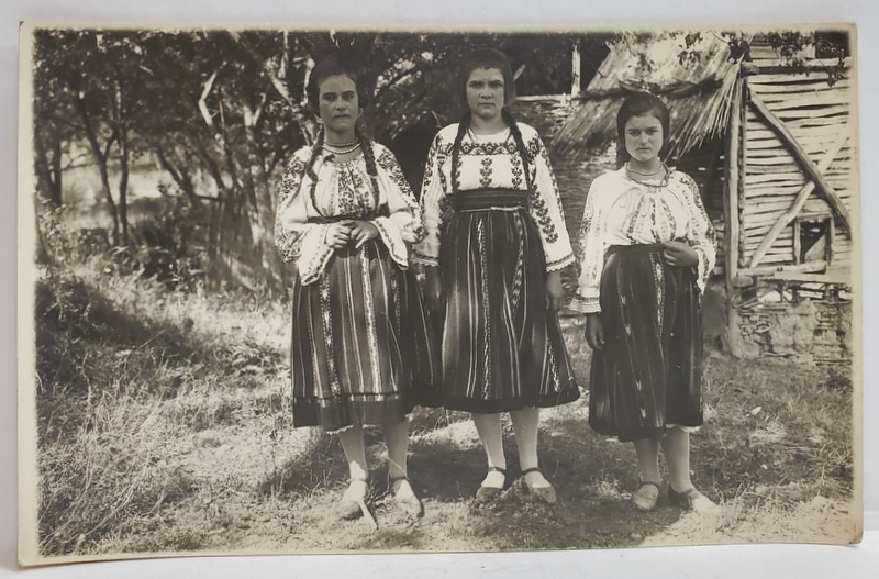TINERE IN COSTUM POOULAR , IN CURTEA CASEI , CARTE POSTALA , INTERBELICA