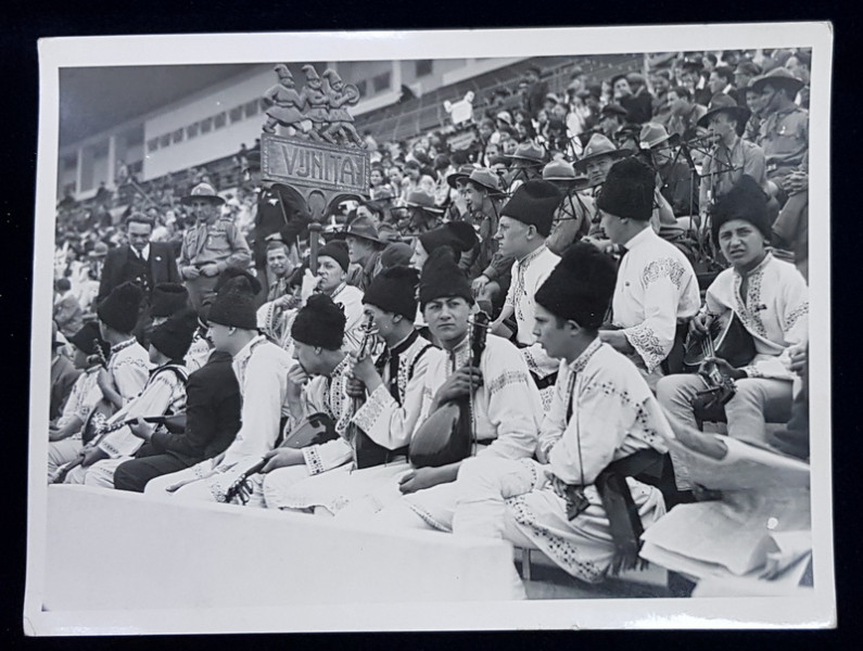 TINERI IN PORT POPULAR SI UNIFORME DE CERCETASI  IN TRIBUNELE STADIONULUI A.N.E.F. , FOTOGRAFIE MONOCROMA PE HARTIE LUCIOASA , PERIOADA INTERBELICA