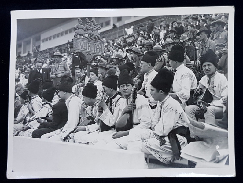 TINERI IN PORT POPULAR SI UNIFORME DE CERCETASI  IN TRIBUNELE STADIONULUI A.N.E.F. , FOTOGRAFIE MONOCROMA PE HARTIE LUCIOASA , PERIOADA INTERBELICA