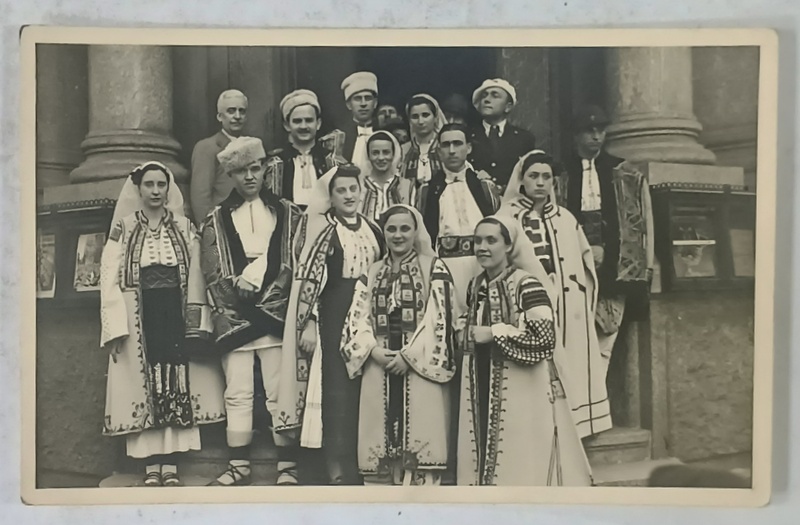 TINERI ROMANI IN COSTUME POPULARE , IN MILANO , POPOLO D ' ITALIA , FOTOGRAFIE TIP CARTE POSTALA , 19 APRILIE , 1939