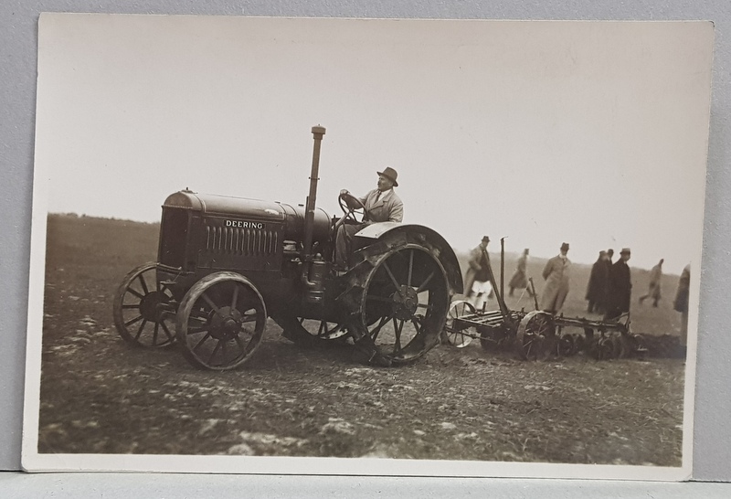 TRACTOR DEERING , LA O DEMONSTRATIE PE CAMP , FOTOGRAFIE MONOCROMA, PE HARTIE CRETATA , PERIOADA INTERBELICA