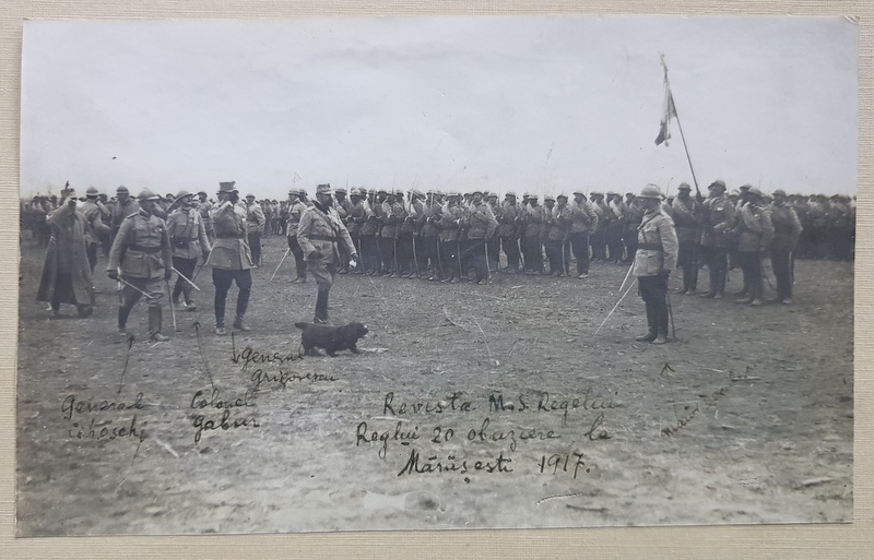 TRECEREA IN REVISTA A TRUPELOR REGIMENTULUI 20 OBUZIERE MARASESTI  DE CATRE MAIESTATEA SA FERDINAND I , FOTOGRAFIE LIPITA PE CARTON , DATATA 1917