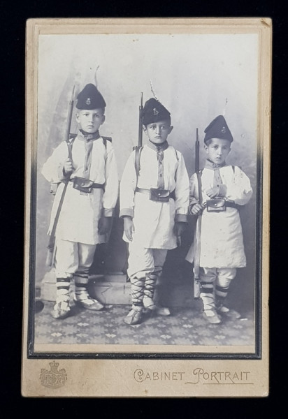 TREI COPII POZAND CA SOLDATI,  IN STUDIO , FOTOGRAFIE TIP CABINET  , STUDIO  NEPRECIZAT , PE FATA ARE STEMA REGALA A ROMANIEI IN TIMBRU SEC , MONOCROMA, CCA . 1900