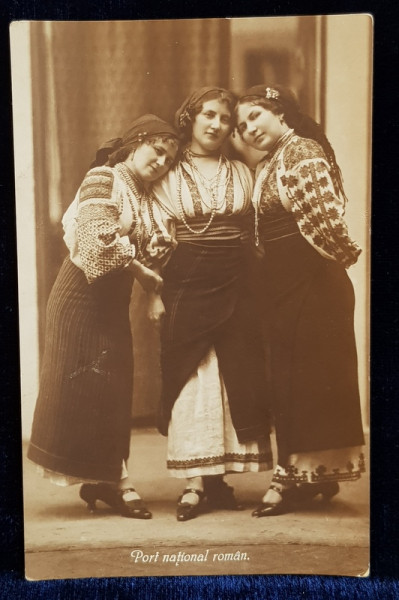 TREI FEMEI IN COSTUME POPULARE ROMANESTI , POZAND IN STUDIO , CARTE POSTALA ILUSTRATA , MONOCROMA , NECIRCULATA , PERIOADA INTERBELICA