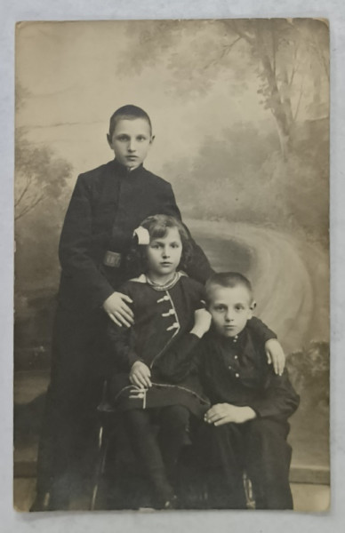 TREI FRATI  (RUSIA ) , IN STUDIO , FOTOGRAFIE TIP CARTE POSTALA , INTERBELICA
