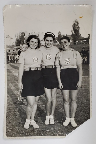 TREI TINERE ATLETE , CU TRICOURI CU INITIALELE ' VD ' , FOTOGRAFIE , 1938
