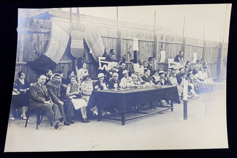 TRIBUNA OFICIALA  SI ARBITRII , FOTOGRAFIE DE GRUP LANGA TERENUL DE TENIS , FOTOGRAFIE MONOCROMA, CU OCAZIA CEFERIADEI 1940 , PE VERSO MARGINEA DIN STANGA PREZINAT EXFOLIERI *