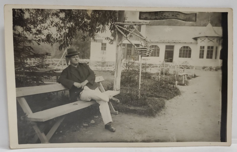 TURIST LA BAILE BRADET , ARGES , FOTOGRAFIE IN FATA RESTAURANTULUI , FORMAT CARTE POSTALA , INTERBELICA