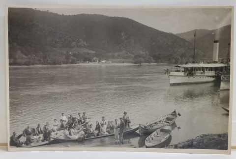 TURISTI LA MALUL DUNARII , ORSOVA , IMBARCATI PENTRU ADA KALEH , FOTOGRAFIE TIP CARTE POSTALA , 1935