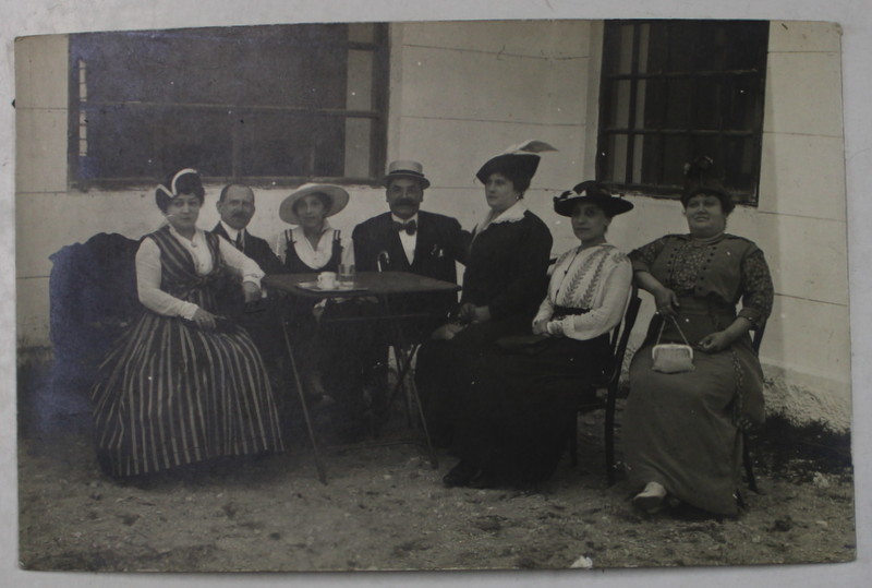 TURISTI LA TEKIRGHIOL , FOTOGRAFIE DE GRUP IN GRADINA VILEI , FOTOGRAFIE TIP CARTE POSTALA , INCEPUTUL SEC. XX