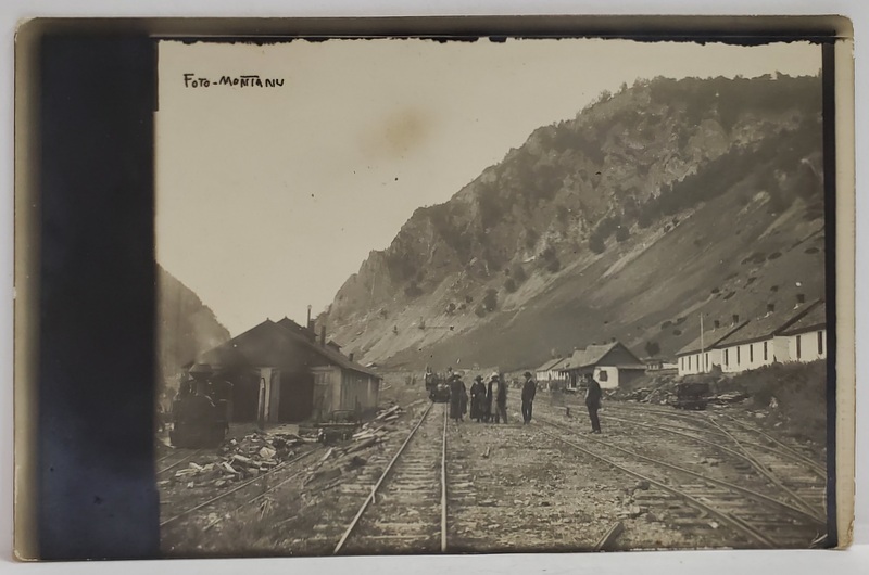TURISTI PE CALEA FERATA , LA MUNTE , FOTO. MONTANU , CARTE POSTALA , INTERBELICA