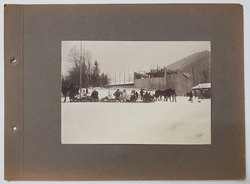 TURISTI PE SANII , STATIUNE MONTANA , FOTOGRAFIE INTERBELICA