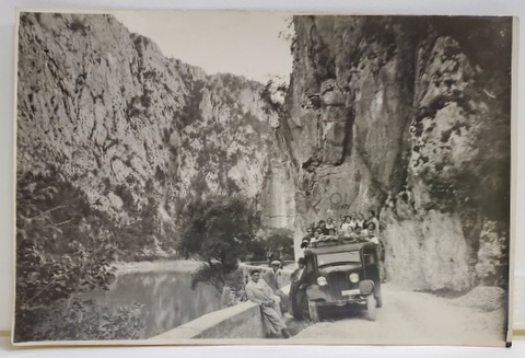 TURISTI POZAND IN CAMION , LA MALUL DUNARII , ZONA ORSOVA ,  FOTOGRAFIE TIP CARTE POSTALA , 1935