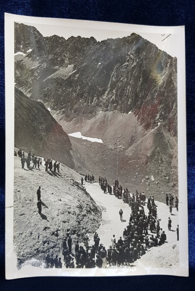 TURUL FRANTEI , COBORAREA DE PE MUNTE A CICLISTILOR , FOTOGRAFIE TELEFRANCE , PARIS , MONOCROMA, PE HARTIE LUCIOASA , PERIOADA INTERBELICA , PREZINTA EXFOLIERI LA PARTEA INFERIOARA *