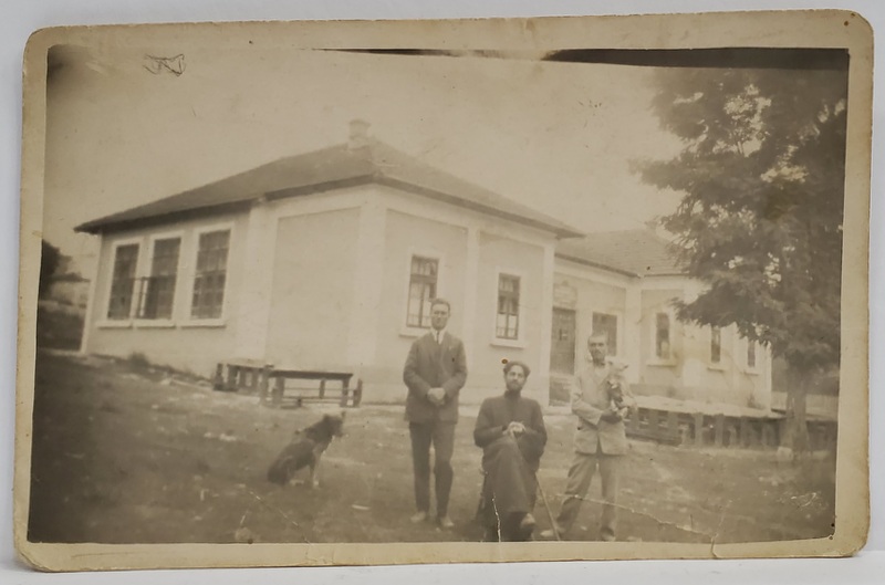 UN PREOT SI DOI CIVILI , FOTOGRAFIE IN FATA UNEI SCOLI , FORMAT CARTE POSTALA ,  1926