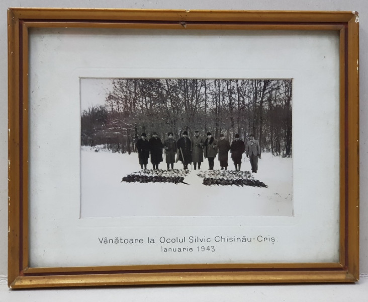 VANATOARE LA OCOLUL SILVIC CHISINAU - CRIS , VANTORI CU TROFEELE , FOTOGRAFIE MONOCROMA, INRAMATA , DATATA IANUARIE 1943