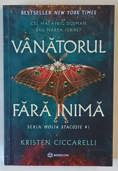VANATORUL FARA INIMA , SERIA MOLIA STACOJIE #1 , roman de KRISTEN CICCARELLI , 2024 *PREZINTA HALOURI DE APA